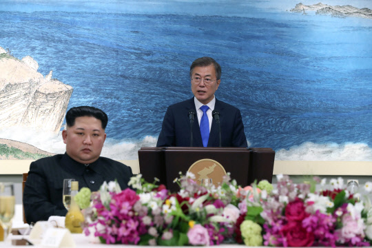 문재인 대통령이 27일 오후 판문점 평화의 집에서 열린 환영만찬에서 환영사를 하고 있다. 왼쪽은 김정은 북한 국무위원장.